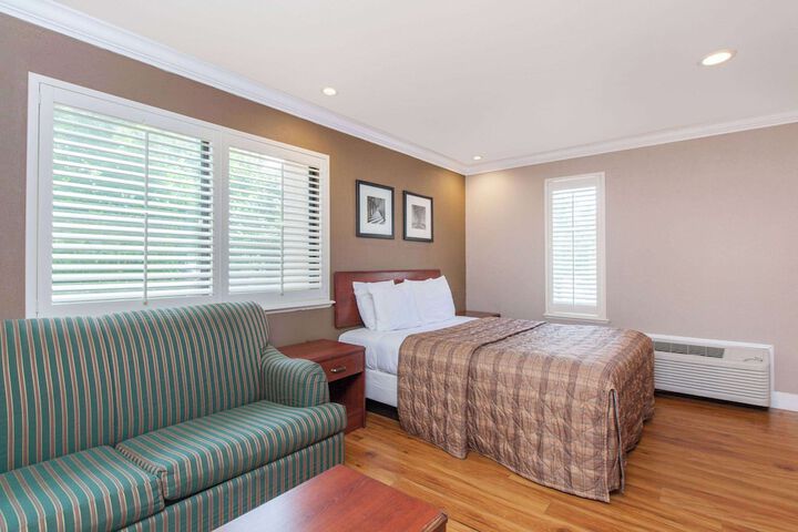 1 Queen Bed (12 of 22)