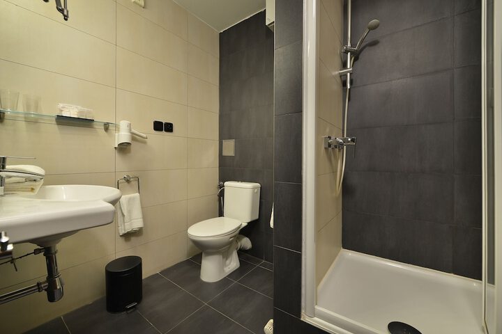 Room 16 of 25