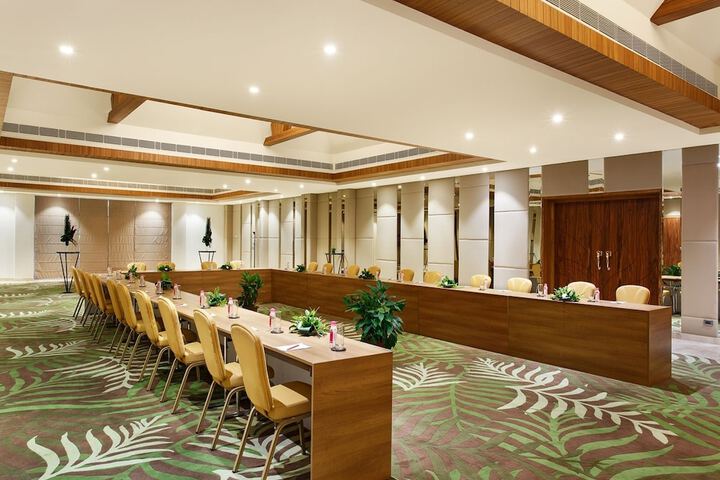 Ballroom/Hall 65 of 79
