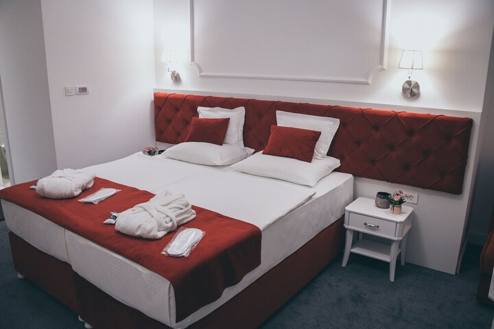 Room 11 of 32