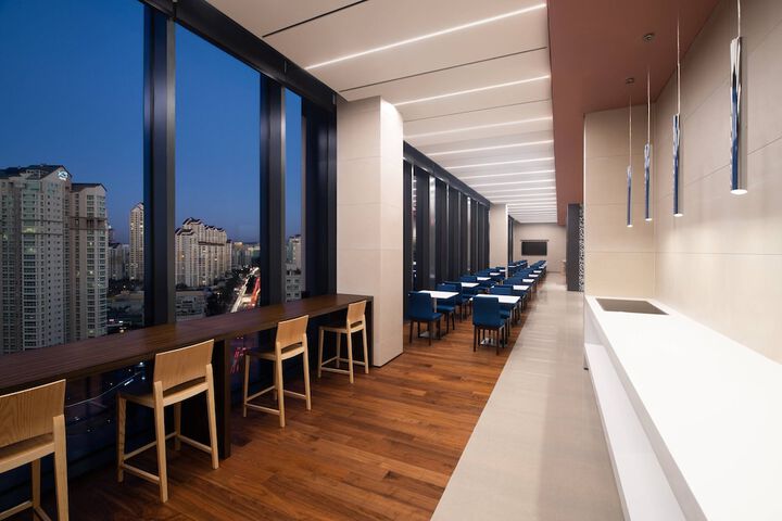 Lounge 59 of 74