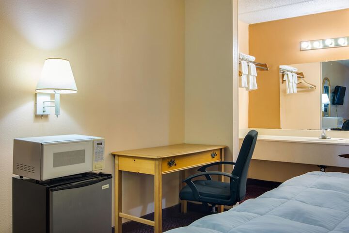 1 King Bed (5 of 9)