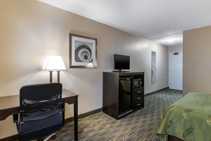 1 Queen Bed (8 of 18)