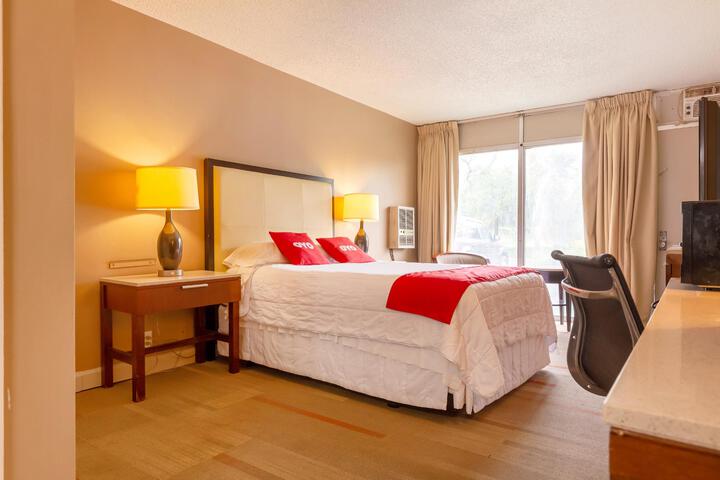 1 King Bed (2 of 8)