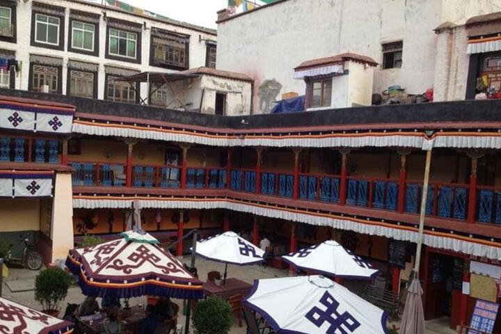 Hotel Exterior 13 of 40