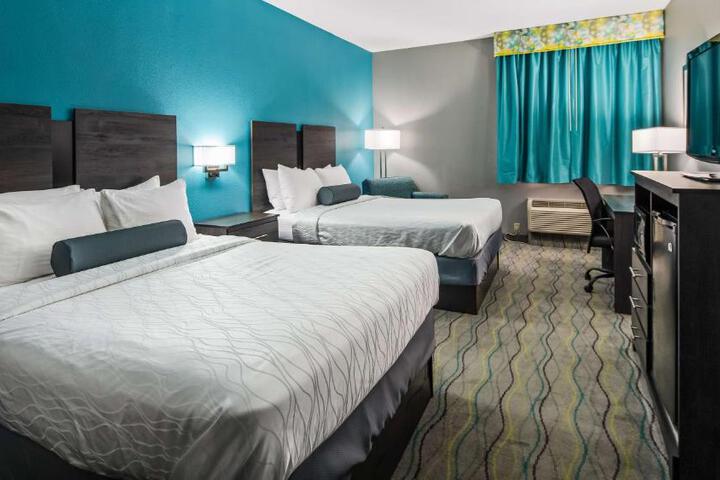 2 Queen Beds High Speed Internet Accessible Microwave, Refrigerator Work Desk Full Breakfast (3 of 4)