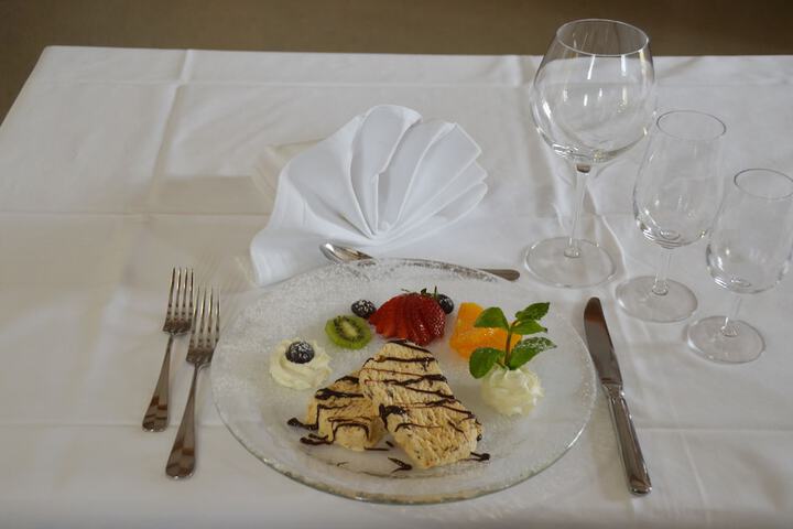 Dining 44 of 55