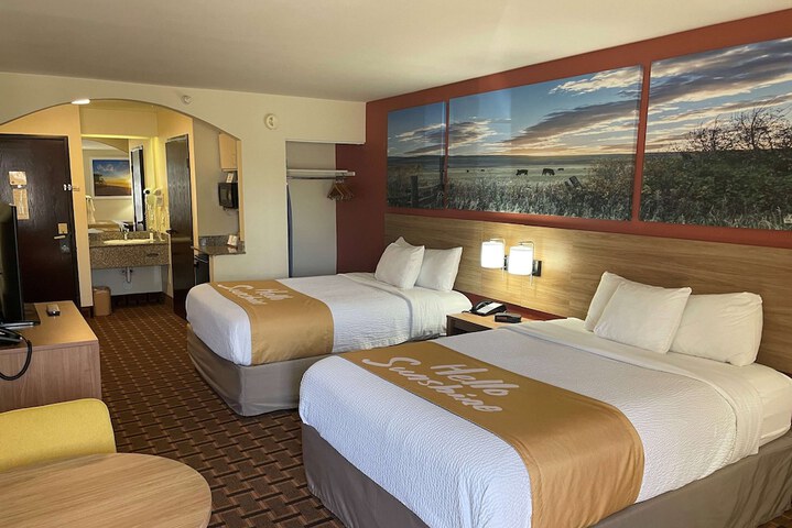 2 Queen Beds (1 of 9)