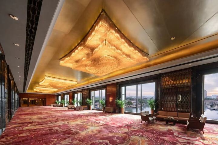 Ballroom/Hall 93 of 105