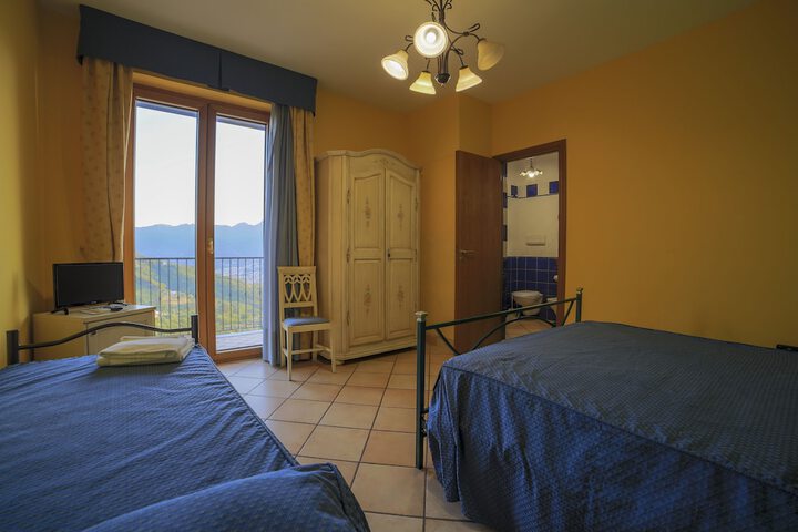 Room 4 of 25