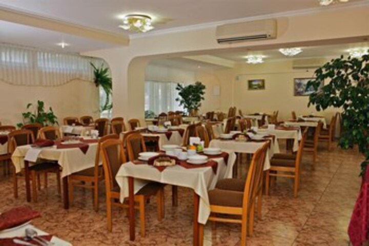 Dining 12 of 27