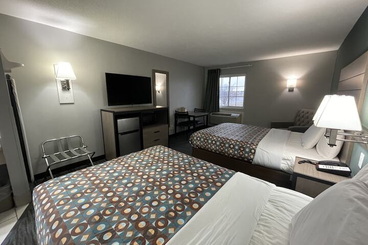 Double Room 2 Queen Beds Refrigerator, Microwave (2 of 15)