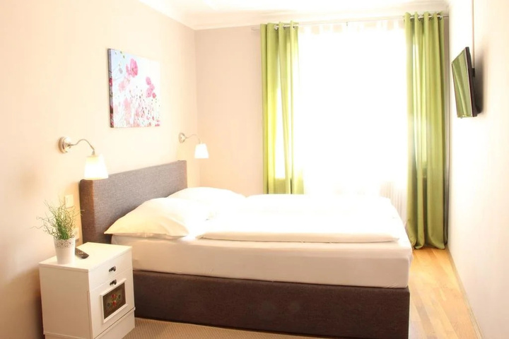 Room 7 of 12
