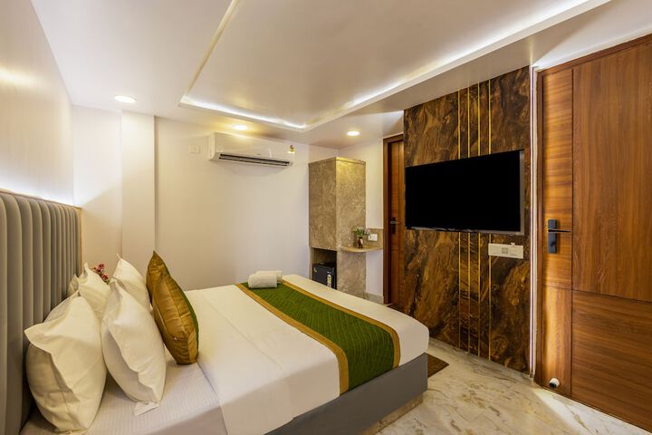Room 8 of 17