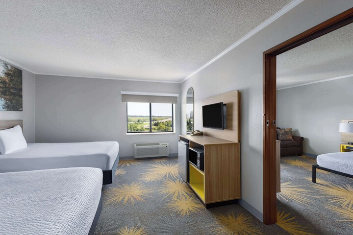 1 Queen Bed Accessible (19 of 19)
