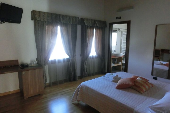 Room 9 of 65