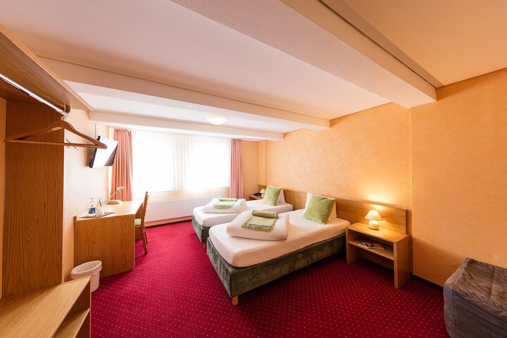 Room 4 of 17