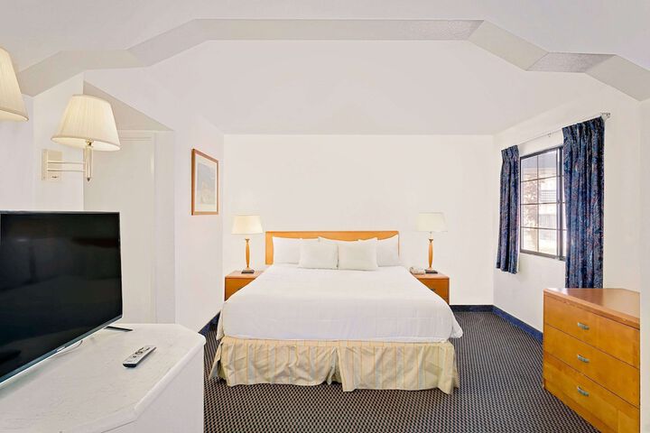 1 King Bed (12 of 15)