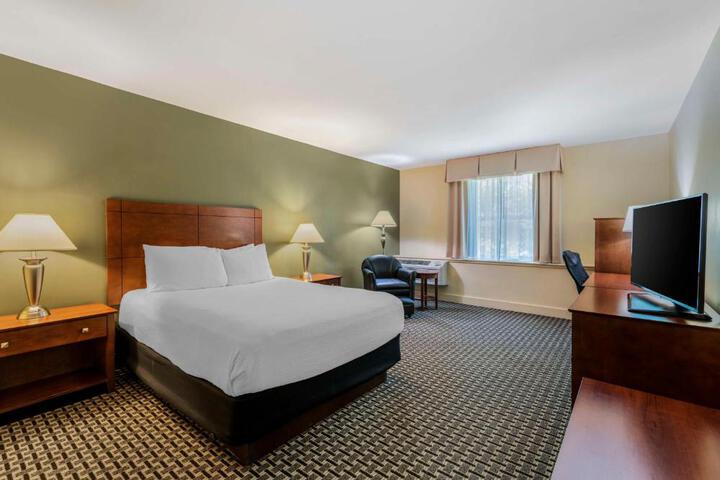 1 Queen Bed (21 of 31)