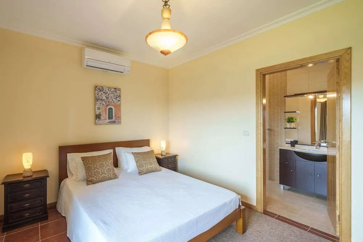 Room 4 of 17