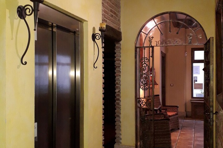 Ballroom/Hall 39 of 55