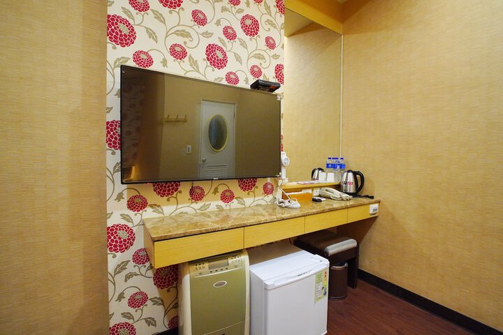 Room 27 of 66