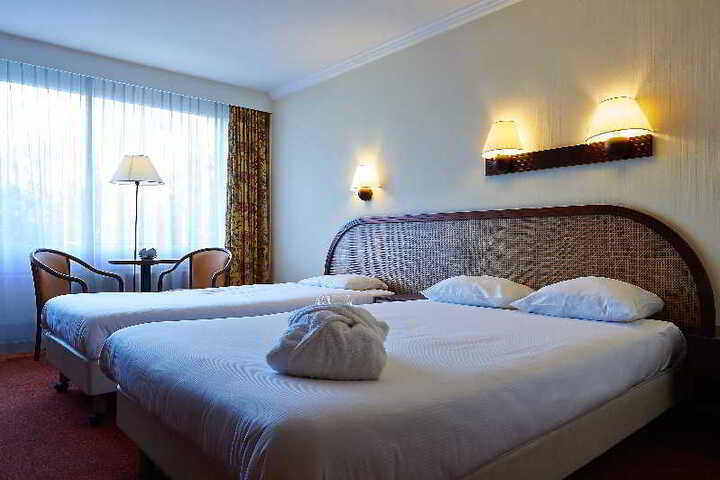 Room 5 of 8
