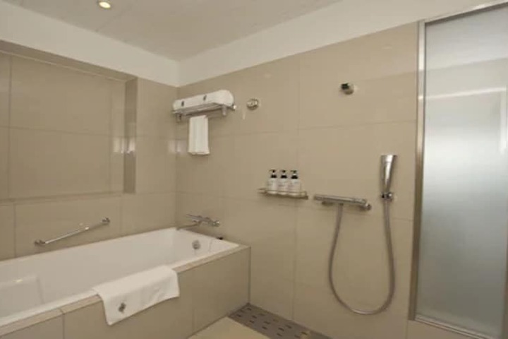 Room 30 of 125