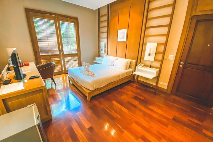 Room 15 of 77