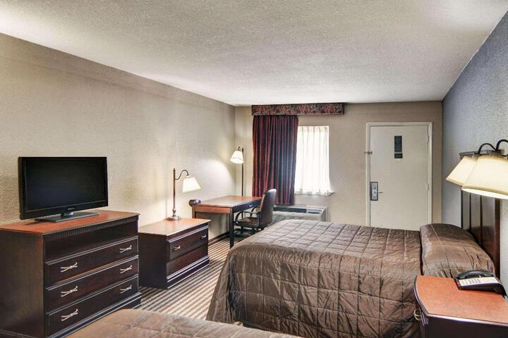 2 Double Beds (3 of 7)