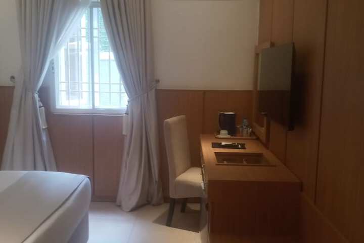 Room 6 of 18