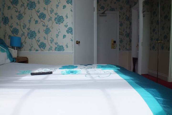 Room 2 of 25