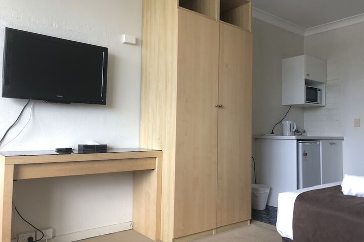 Room 11 of 33