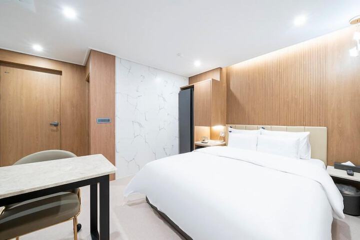 Room 8 of 109