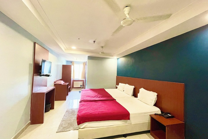 Room 27 of 76