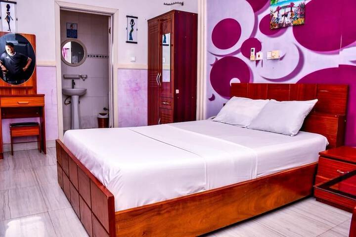 Room 8 of 28