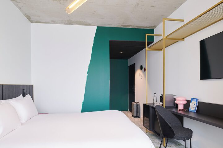 Room 5 of 62