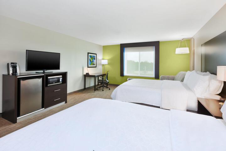 2 Queen Beds (13 of 15)