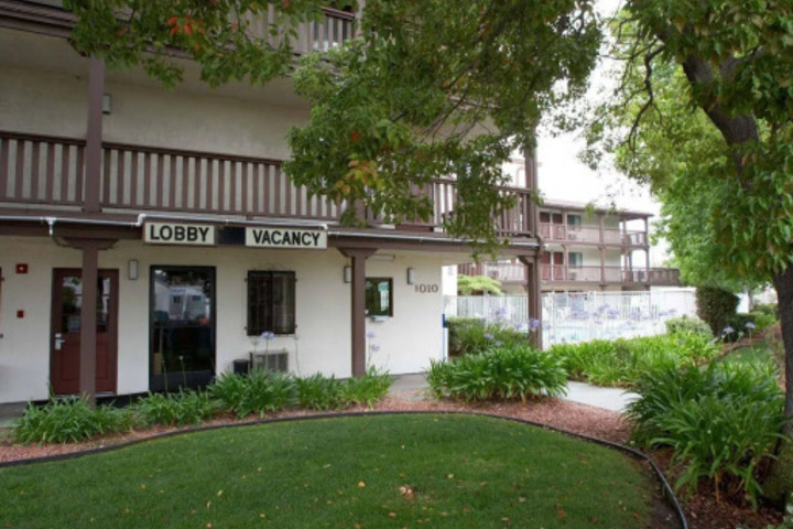 Exterior of E-Z 8 MOTEL SOUTH BAY