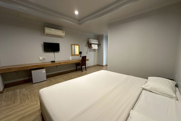 Room 6 of 45