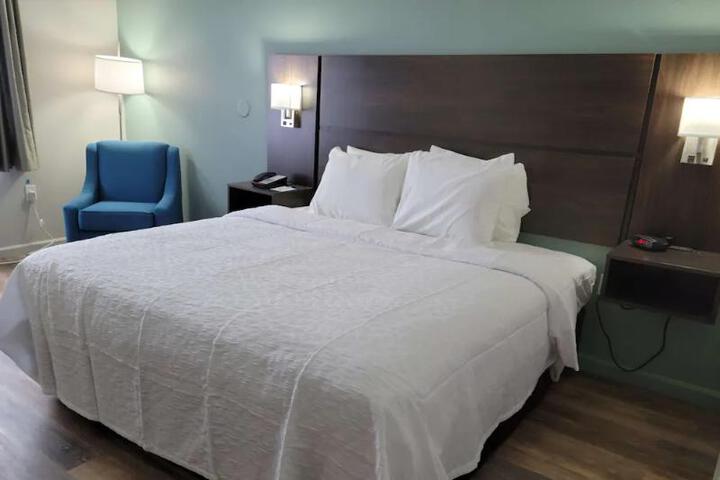 1 King Bed Flat Screen Television Refrigerator Full Breakfast (8 of 17)