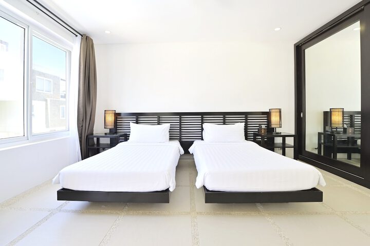 Room 3 of 208