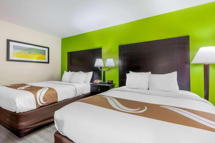 2 Queen Beds (9 of 12)