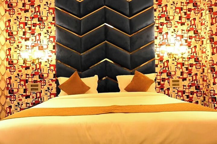 Room 8 of 94