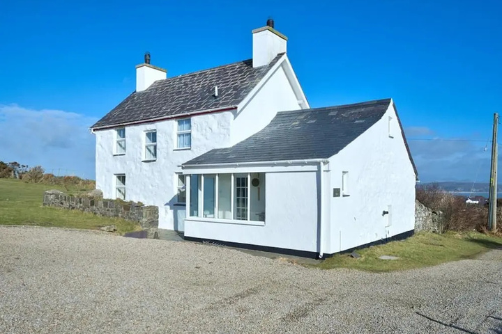 Cozy House with Authentic Details near Sea