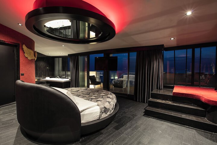 Room 4 of 176