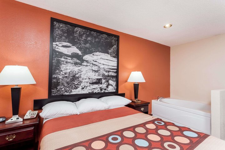 1 Queen Bed (3 of 17)