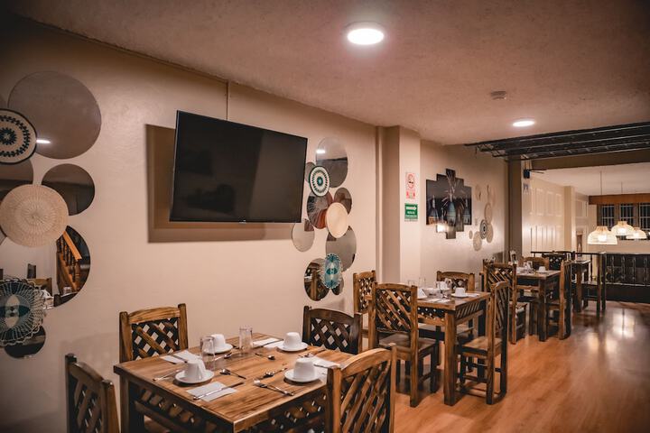 Dining 33 of 42
