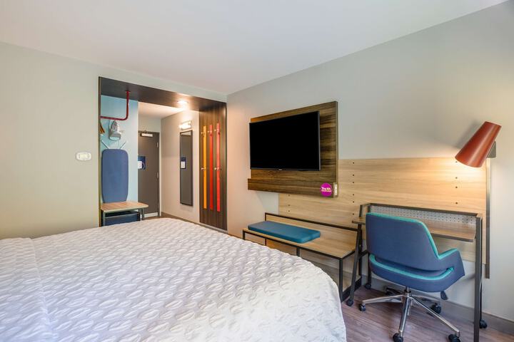 1 King Bed (3 of 12)