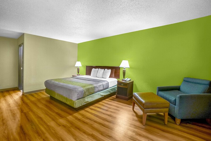 1 King Bed (3 of 4)